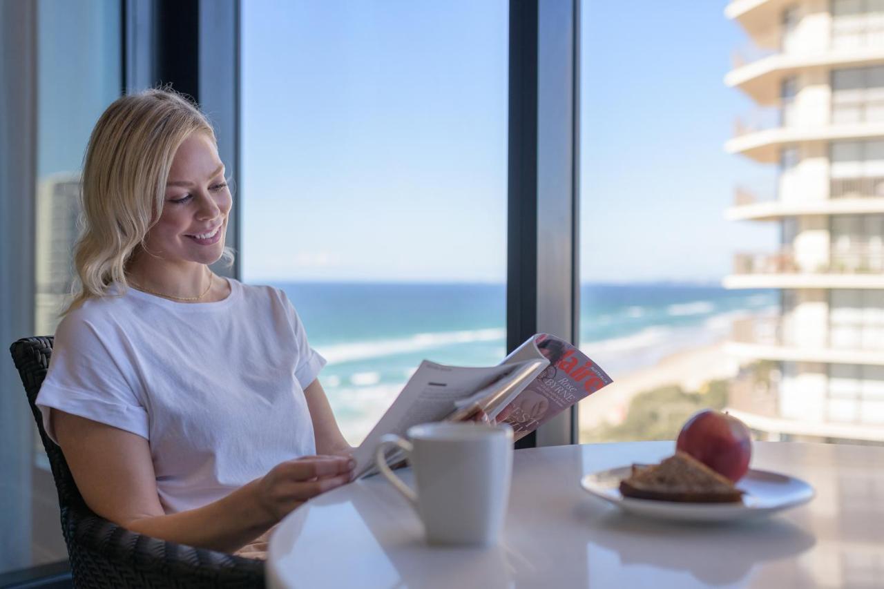 Meriton Suites Surfers Paradise Gold Coast Luaran gambar A guest enjoys breakfast at the beachside balcony