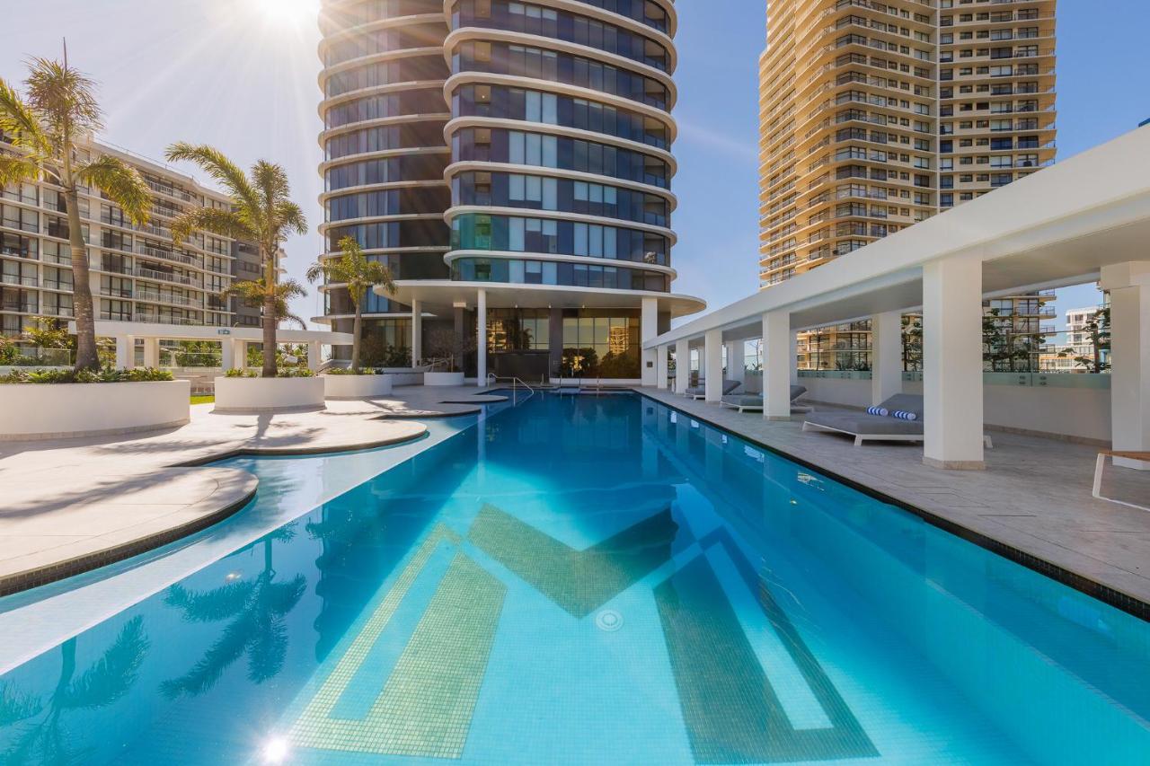 Meriton Suites Surfers Paradise Gold Coast Luaran gambar The swimming pool at the hotel