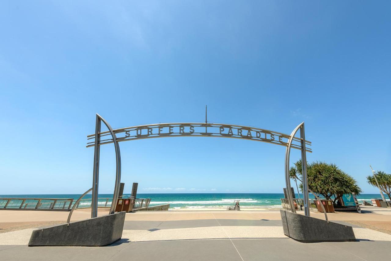 Meriton Suites Surfers Paradise Gold Coast Luaran gambar The entrance to the beach at Surfers Paradise