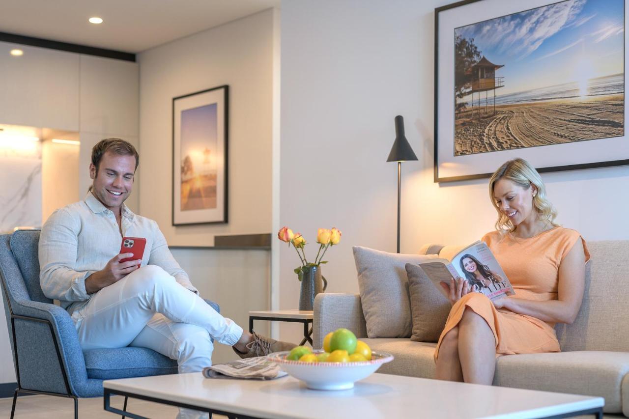 Meriton Suites Surfers Paradise Gold Coast Luaran gambar A couple reading a magazine in their living room